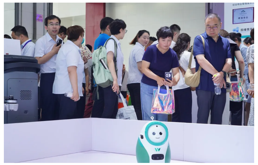 文達通股份攜”數智物業(yè)全鏈解決方案”亮相中國物博會，“AI+機器人”定義智慧物業(yè)新標桿